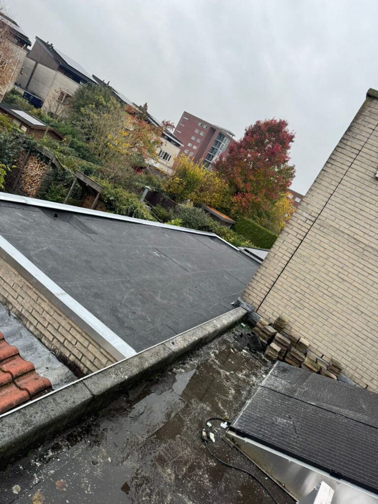 Dakisolatie met afschotisolatie en 2-laags bitumen dakbedekking tijdens een dakrenovatie in Harderwijk, afgewerkt met zinken dakranden.