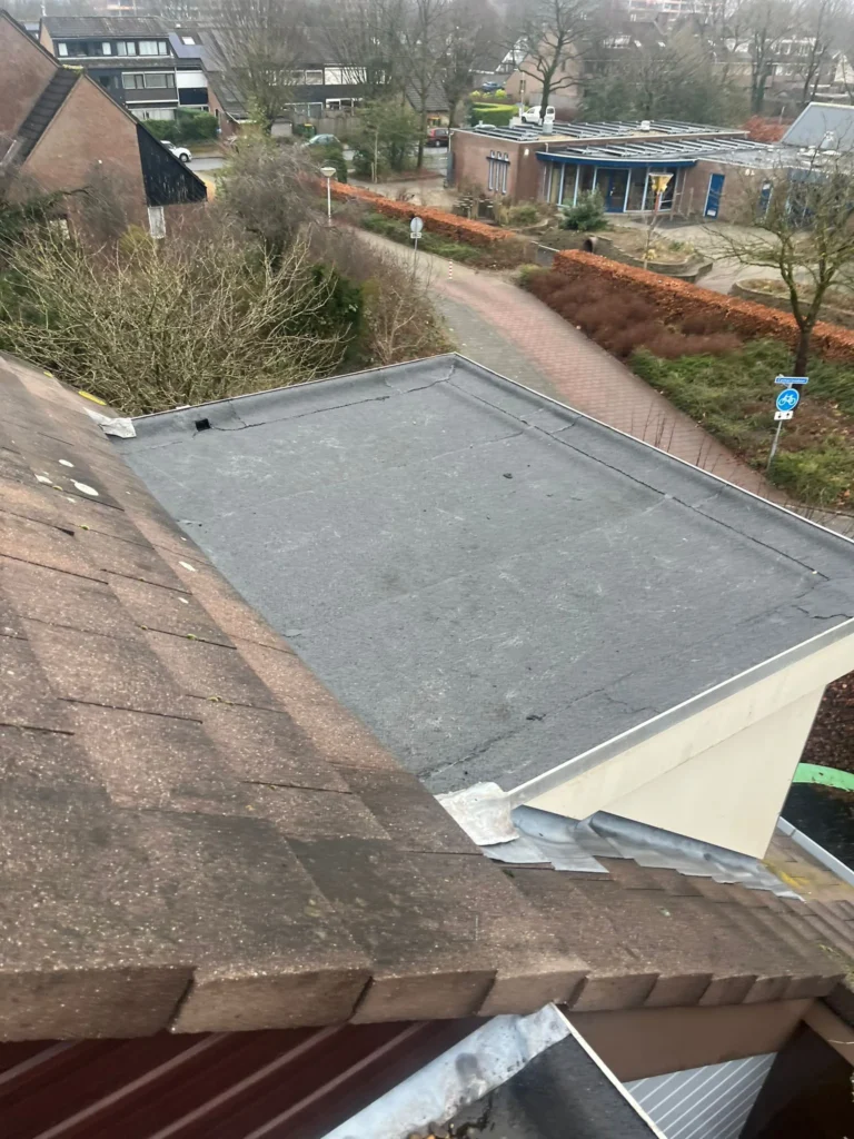 Dakkapel renovatie in Ede met nieuwe bitumen dakbedekking en strak afgewerkte dakranden.