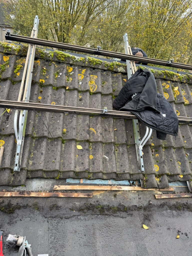 Twee dakkapellen met nieuwe bitumen dakbedekking, zinken dakranden en teruggeplaatste zonnepanelen tijdens een dakrenovatie in Amersfoort.
