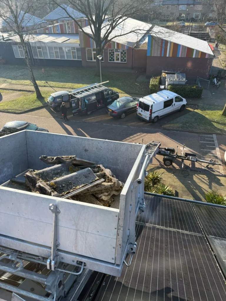 Nokrenovatie aan een pannendak in Nijkerk waarbij de oude nokconstructie is vervangen door een nieuwe geventileerde nokafwerking met duurzame materialen.