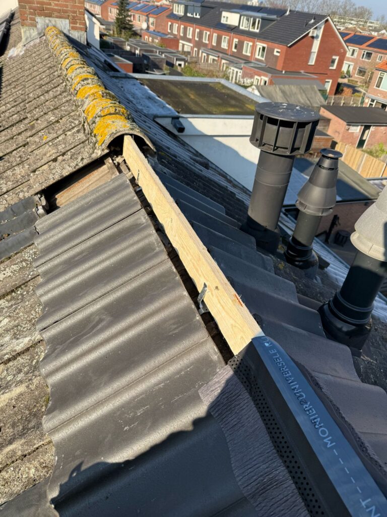 Nokrenovatie aan een pannendak in Nijkerk waarbij de oude nokconstructie is vervangen door een nieuwe geventileerde nokafwerking met duurzame materialen.